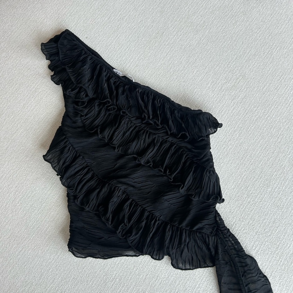Zara Ruffle One Shoulder Asymmetric Ruffle Blouse - Picture 2 of 6